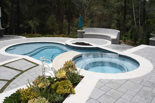 © Scott Cohen - Contemporary free form pool design with spa and fire feature