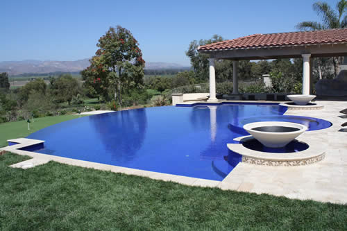 © Scott Cohen - Contemporary infinity edge pool design with swim up lounge 1